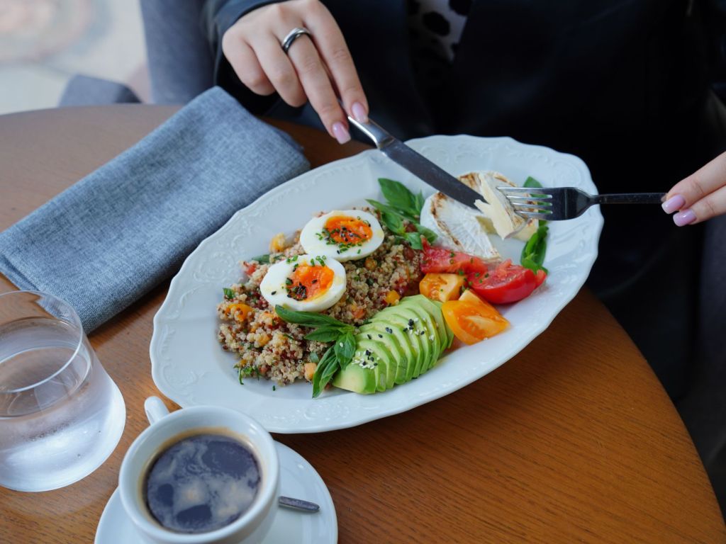 Diferença entre Déficit Calórico e Dieta Restritiva: O Que Você Precisa Saber para Emagrecer com&nbsp;Saúde